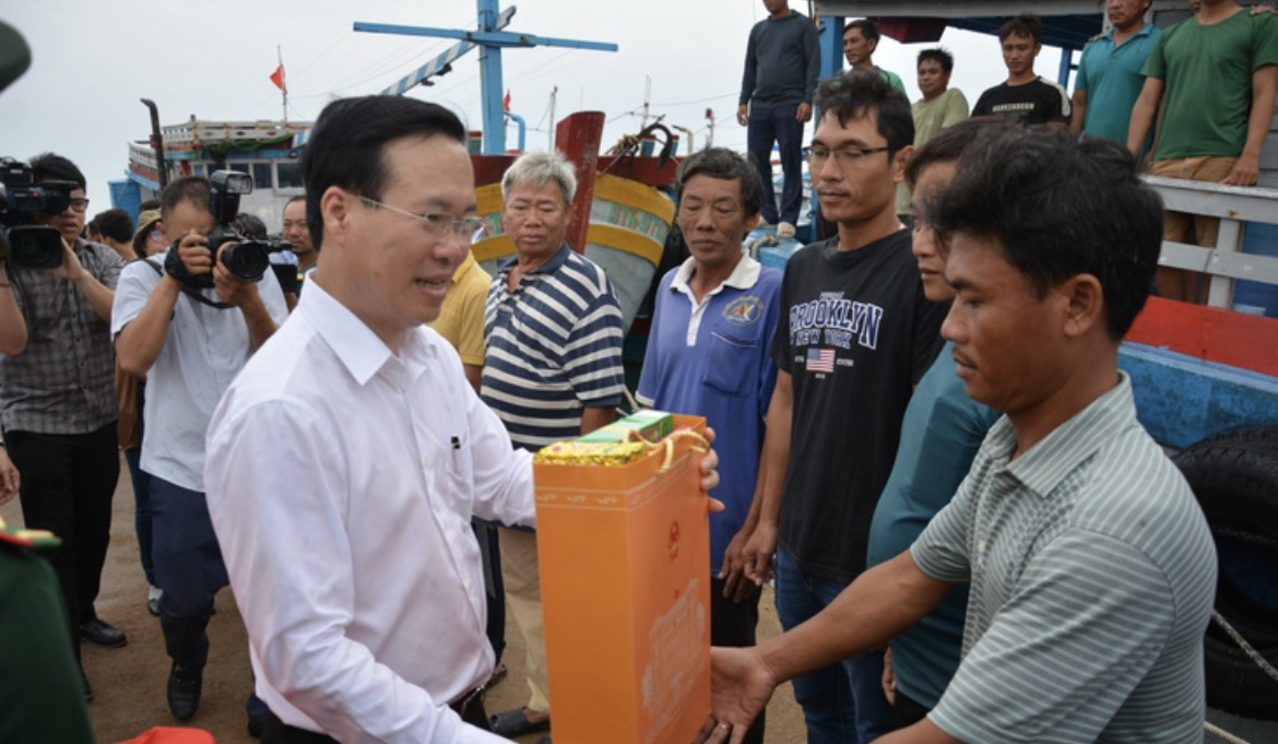 Chủ tịch nước Võ Văn Thưởng thăm hỏi, tặng quà các ngư dân tại Cảng Phú Quý.