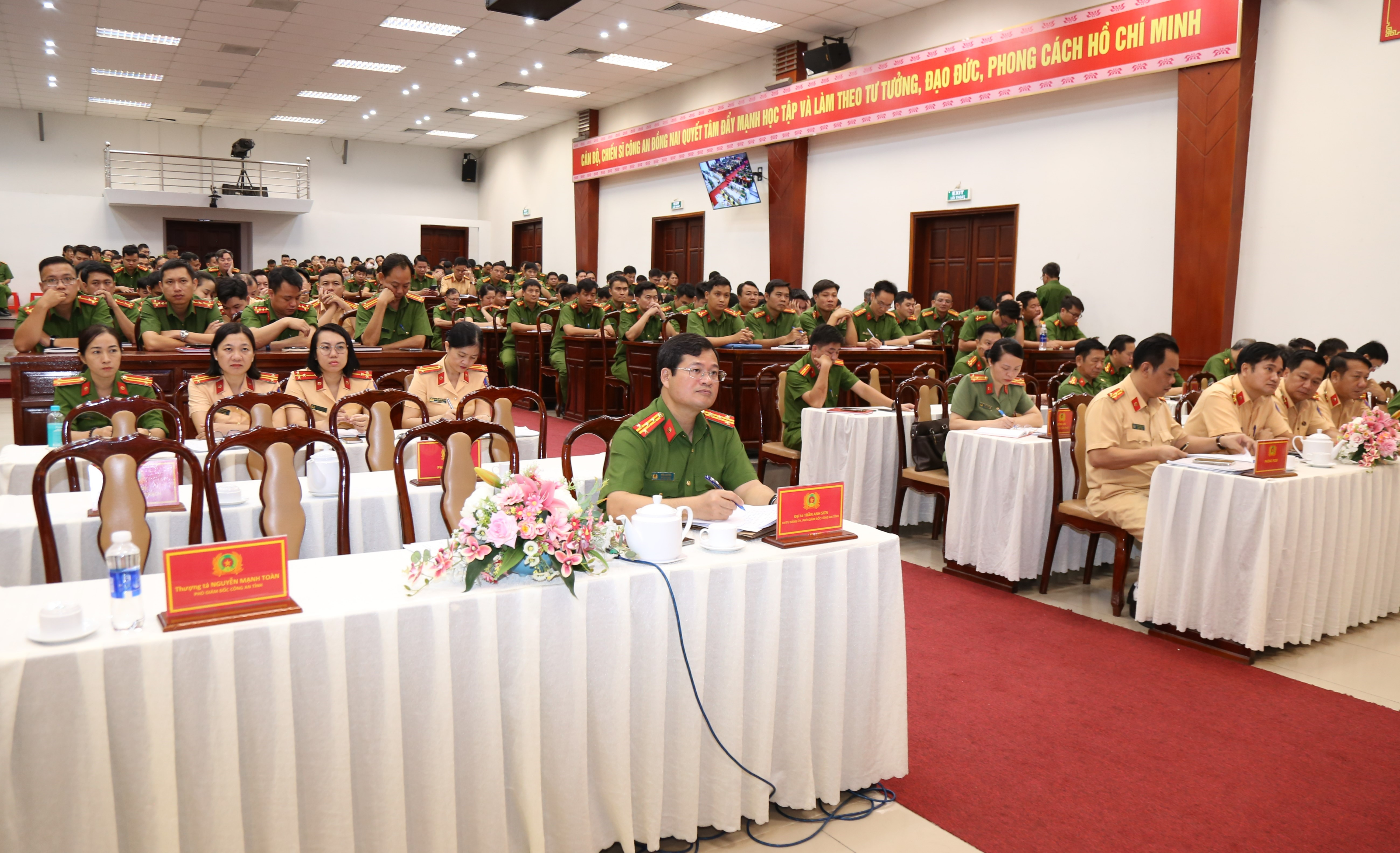 Lãnh đạo và các cán bộ Cảnh sát giao thông tham dự hội nghị trực tuyến tại điểm cầu Đồng Nai.