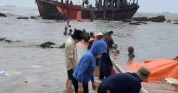 Nghệ An: Cán bộ, chiến sỹ cùng người dân giải cứu tàu gặp nạn