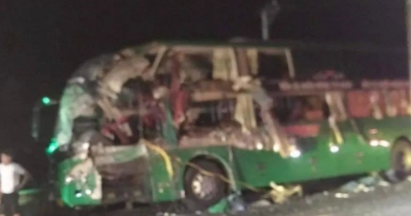 Phú Yên: 2 xe khách đấu đầu trong đêm, 11 người thương vong