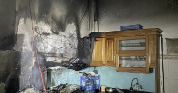 Hà Nội: Giải cứu 5 người thoát nạn khỏi đám cháy nhà dân