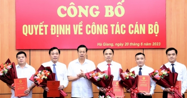 UBND tỉnh Hà Giang công bố các quyết định về công tác cán bộ