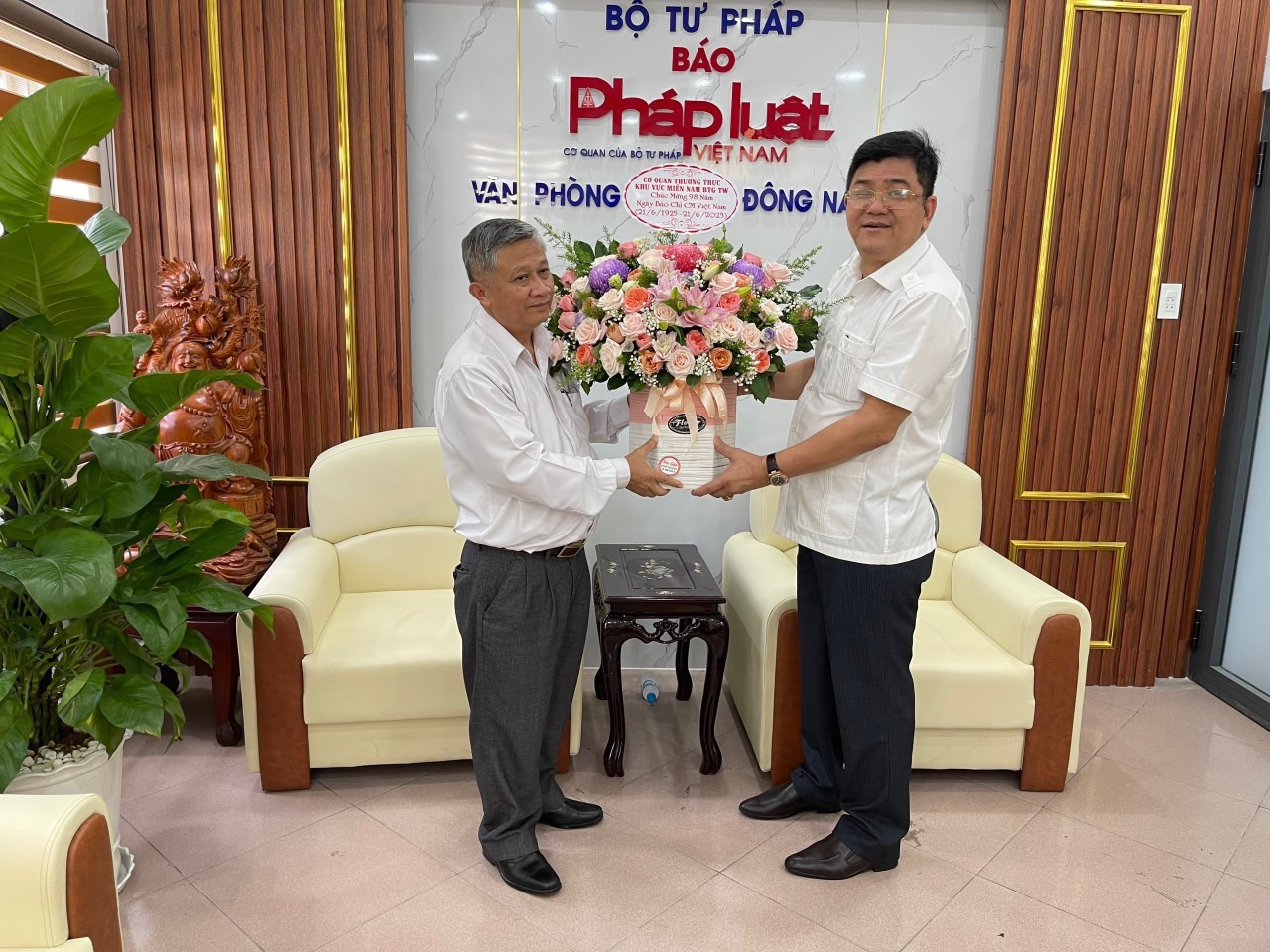 Đại diện Ban Tuyên giáo Trung ương thăm Văn phòng Đông Nam bộ - Báo Pháp Luật Việt Nam.