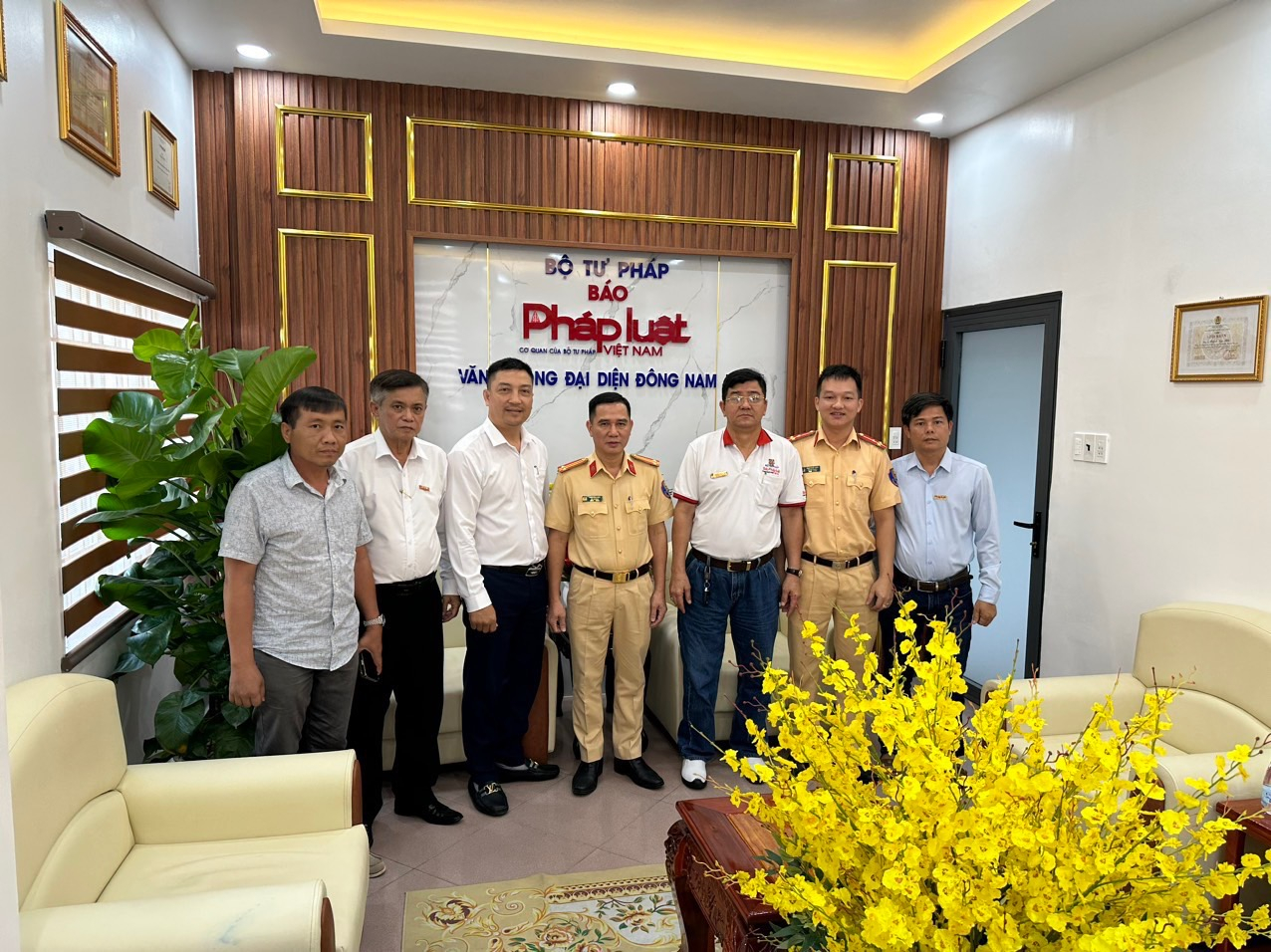 Đại diện phòng cảnh sát giao thông Đồng Nai thăm Văn phòng Đông Nam bộ - Báo Pháp Luật Việt Nam.