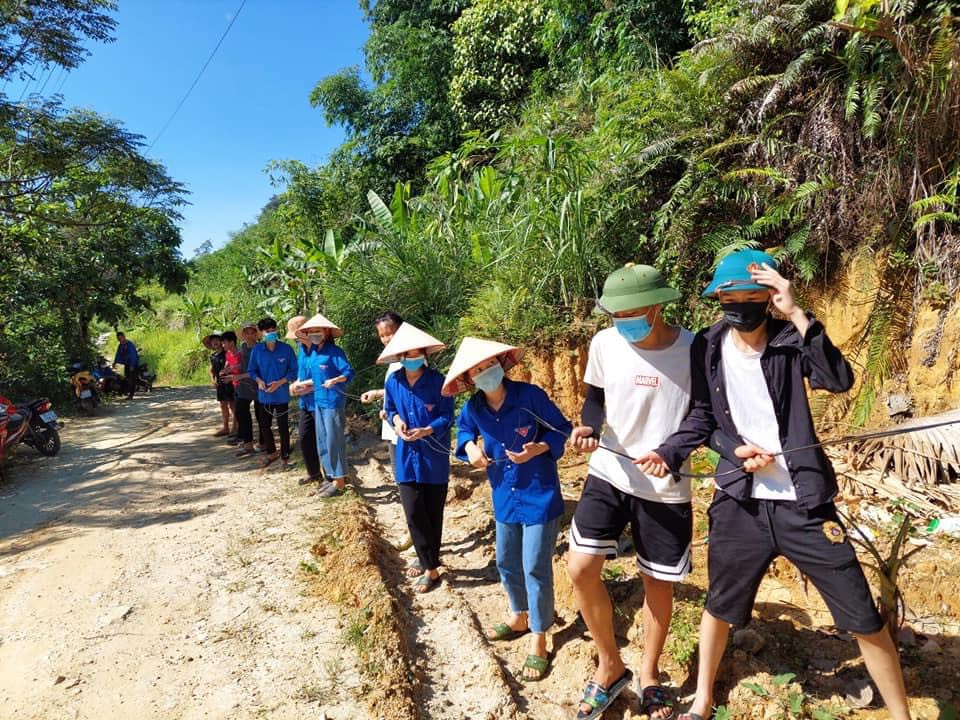 Thanh niên xã An Phú thực hiện công trình thắp sáng đường quê