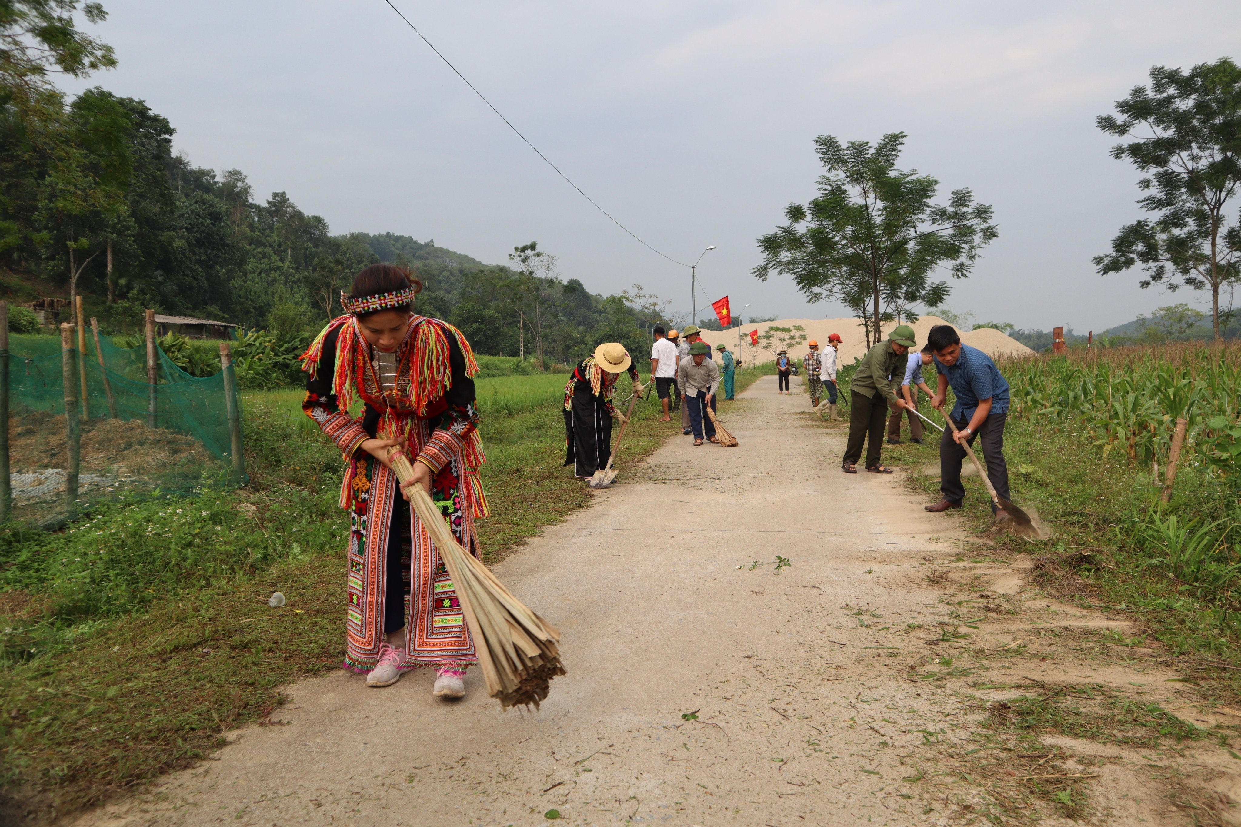 Nhân dân xã An Lạc thường xuyên dọn vệ sinh môi trường