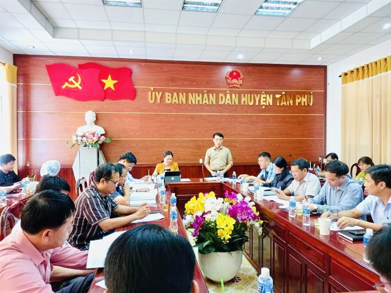 Ông Nguyễn Hữu Ký - Phó bí thư Huyện uỷ - Chủ tịch UBND huyện phát biểu tại hội nghị.