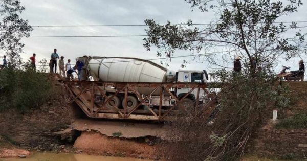 Nghệ An: Xe bồn bê tông nặng hàng chục tấn làm sập cầu dân sinh
