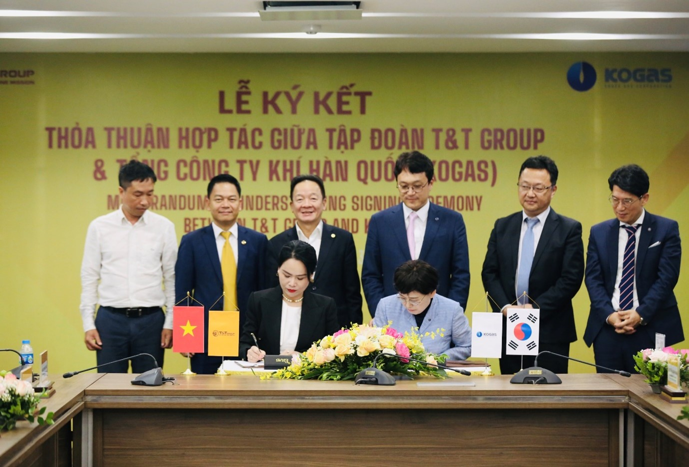 Bà Nguyễn Thị Thanh Bình, Phó Tổng Giám đốc T&amp;amp;T Group (bên trái) và bà Choi Yeon Hye (bên phải), Tổng Giám đốc KOGAS ký thoả thuận hợp tác.