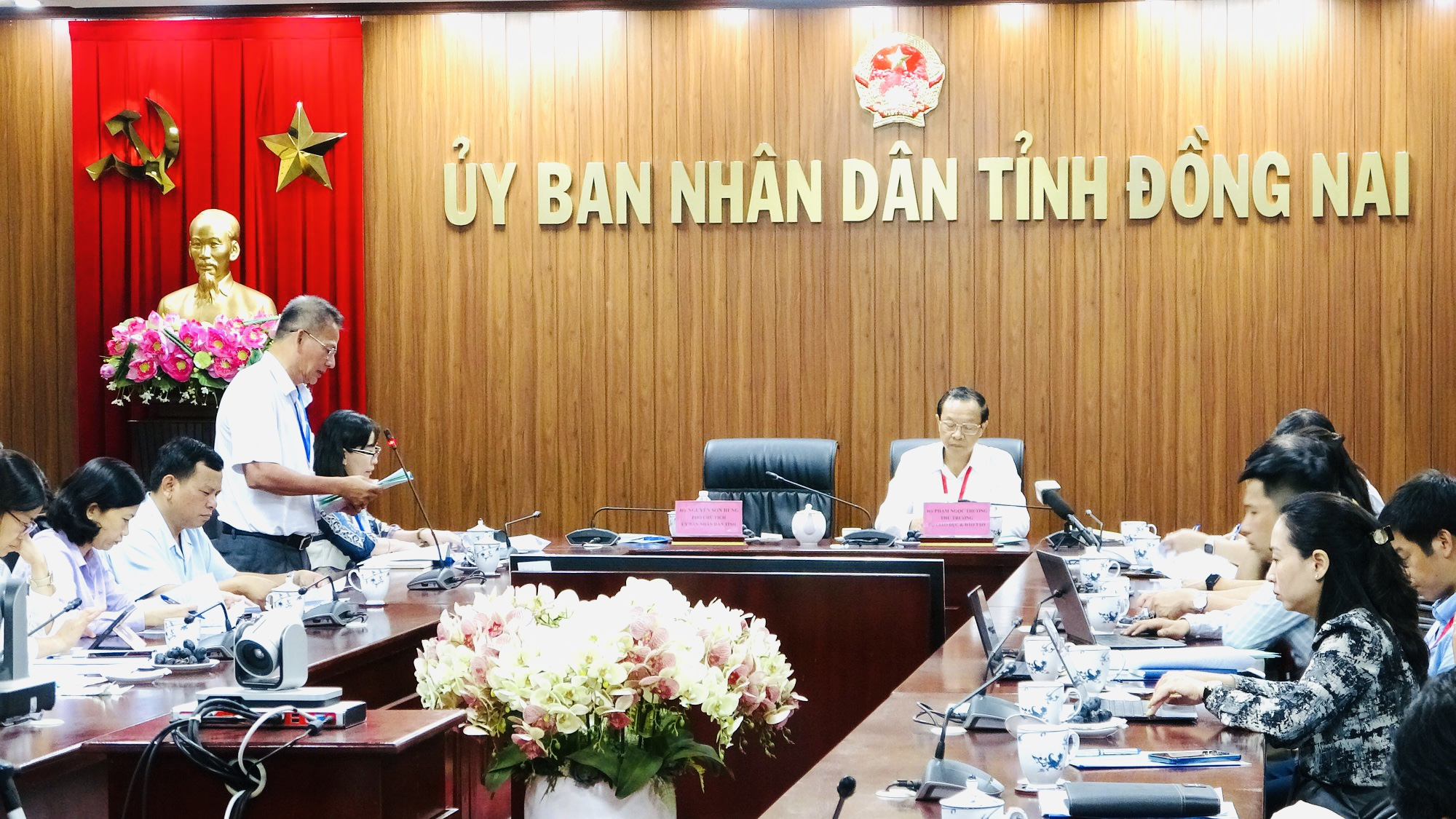 Ông Võ Ngọc Thạch, Phó giám đốc Sở GD-ĐT Đồng Nai, báo cáo với đoàn công tác.