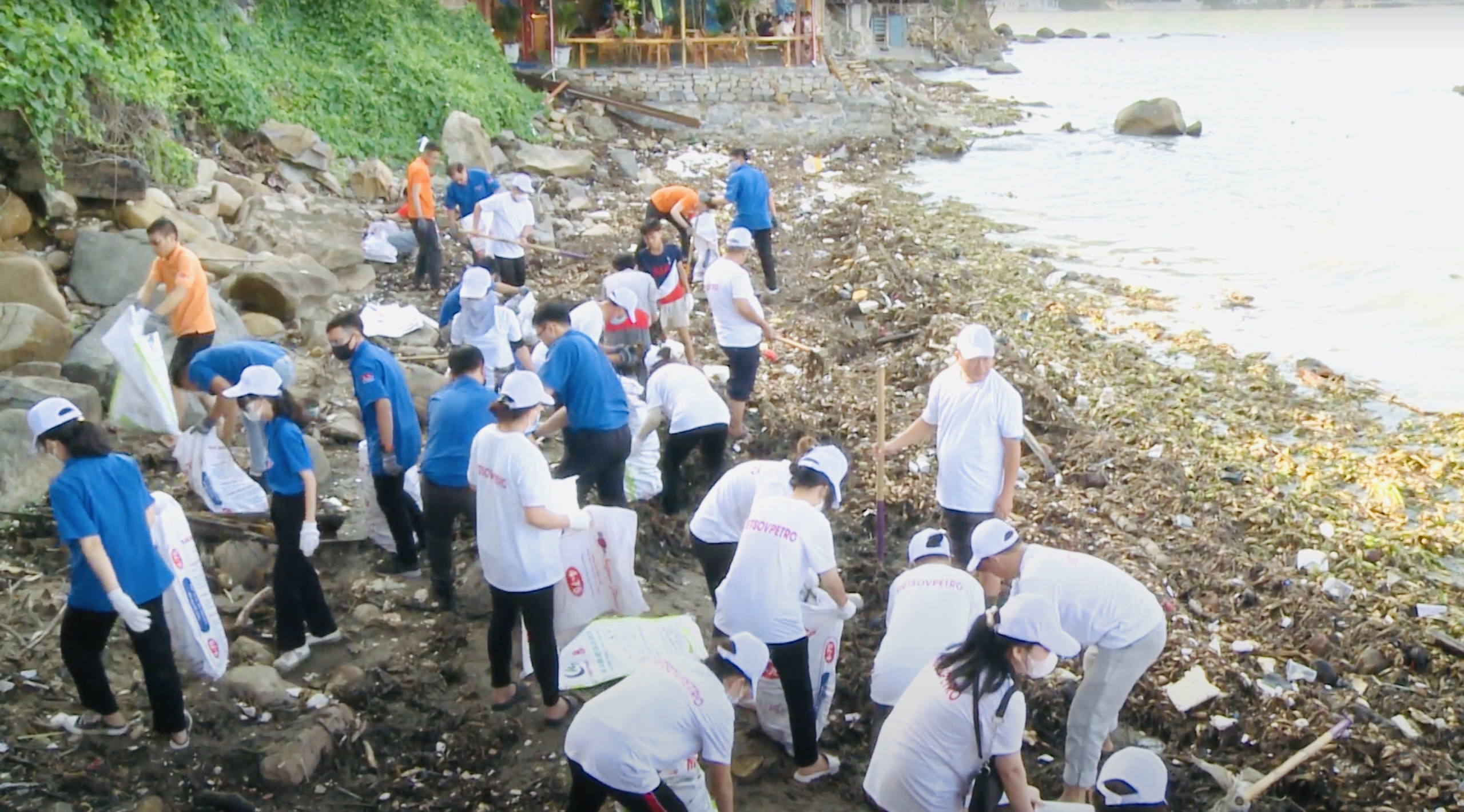 Tình nguyện viên, được chia thành nhiều nhóm nhỏ để thu gom rác và làm sạch hơn 1km bờ biển.