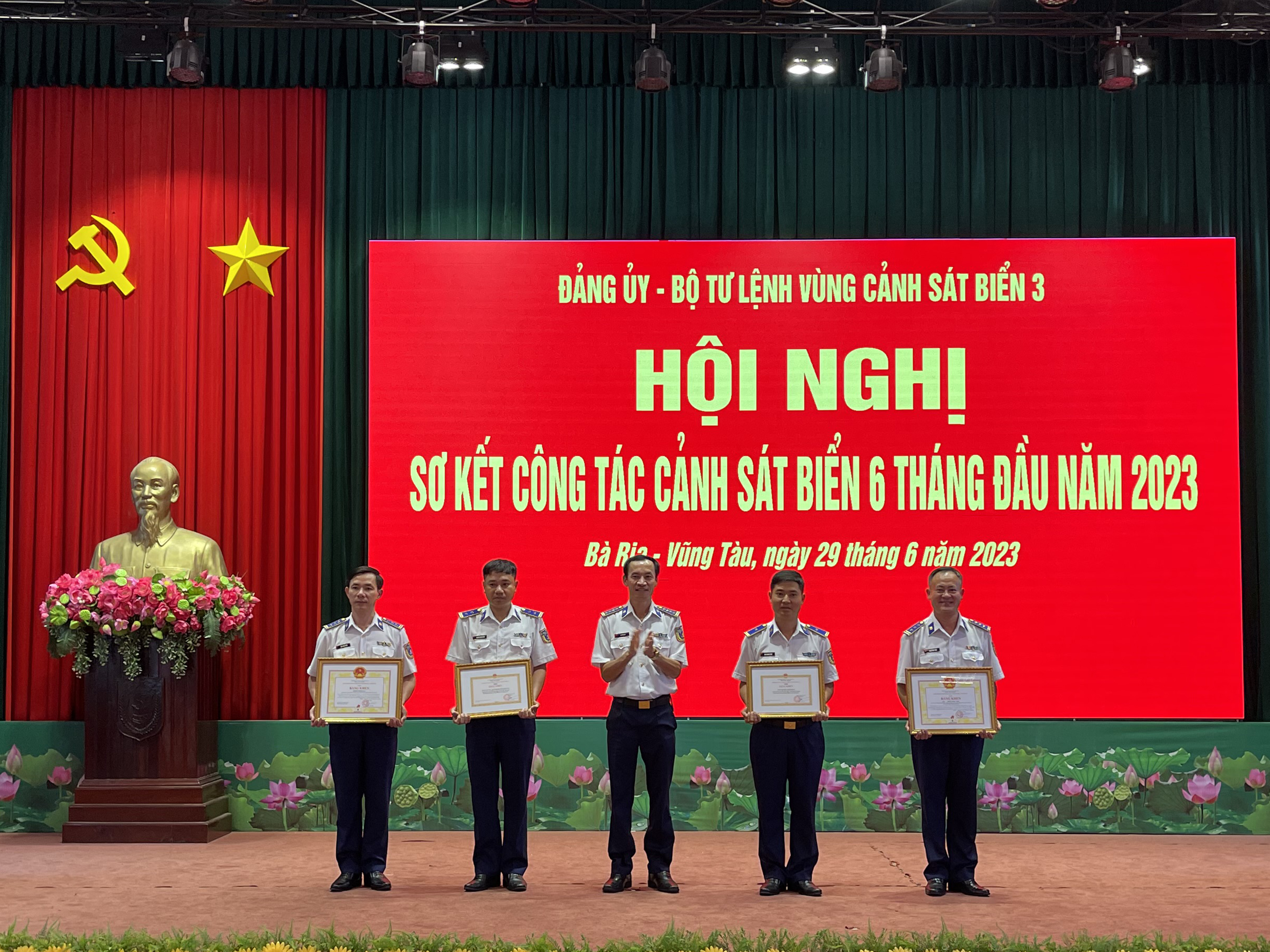 Đại tá Lê Văn Tú, Bí Thư Đảng ủy, Chính ủy BTL Vùng CSB 3 trao Bằng Khen cho các cá nhân đạt thành tích xuất sắc.