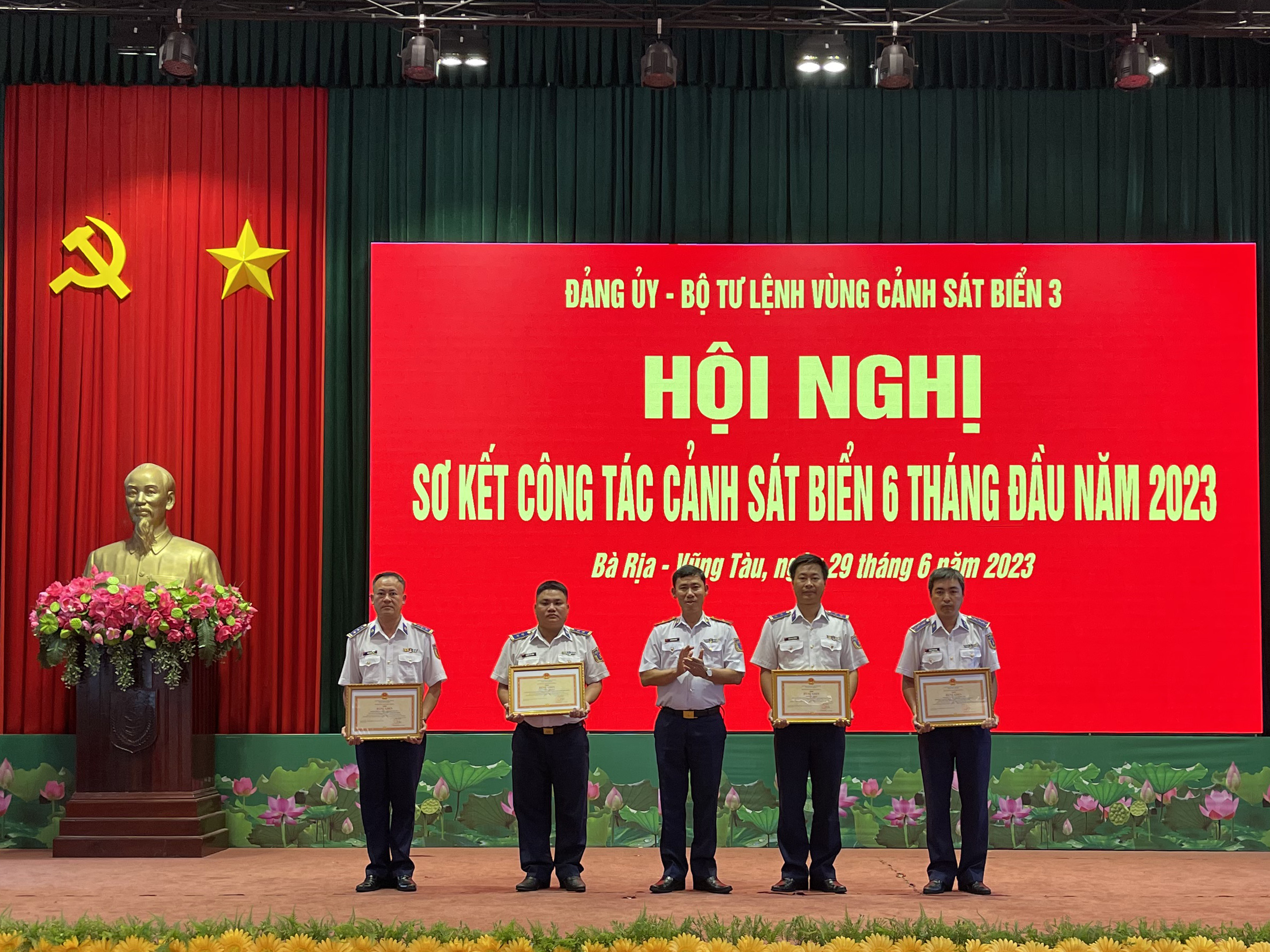 Thiếu tướng Ngô Bình Minh, Tư lệnh Vùng CSB 3 trao Bằng Khen cho các tập thể có thành tích xuất sắc trong thực hiện các nhiệm được giao.