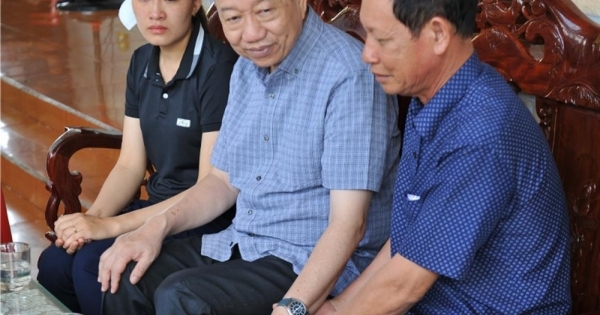 Bộ trưởng Bộ Công an Tô Lâm đến thăm gia đình các liệt sỹ hy sinh tại Đắk Lắk