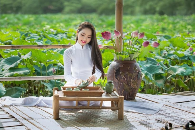 Hoa hậu Dương Kim &Aacute;nh đẹp thuần khiết b&ecirc;n hoa sen