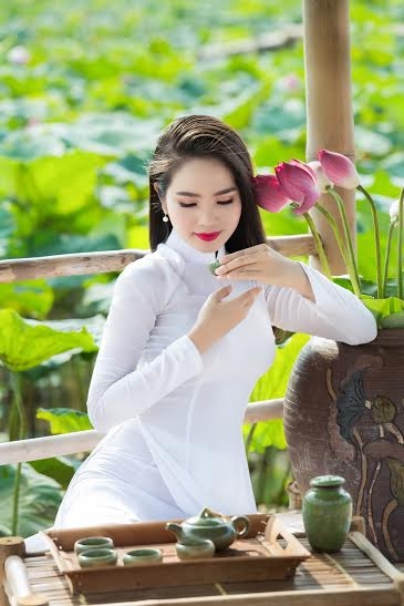 Hoa hậu Dương Kim &Aacute;nh đẹp thuần khiết b&ecirc;n hoa sen