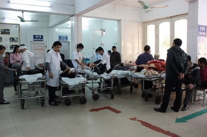 Ph&ograve;ng kh&aacute;m cấp cứu của bệnh viện Việt Đức lu&ocirc;n trong t&igrave;nh trạng đ&ocirc;ng bệnh nh&acirc;n .(SKĐS).