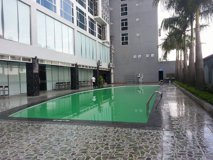 Bể bơi kh&aacute;ch sạn Vinh Plazza nơi ch&aacute;u b&eacute; 10 tuổi tử vong trong l&uacute;c học bơi.