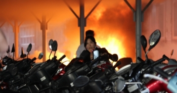 Cháy lớn bên cạnh điểm thi Đại học Quốc gia Hà Nội