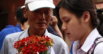 Nữ thí sinh xúc động khi được ông ngoại tặng hoa
