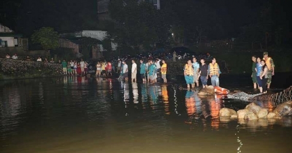 Trắng đêm tìm kiếm 3 sinh viên trường ĐH Ngoại Thương mất tích do mưa lũ