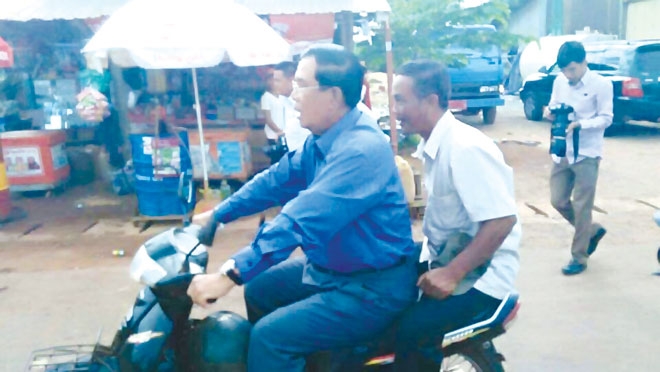 Thủ tướng Campuchia Hun Sen bị cảnh s&aacute;t giao th&ocirc;ng phạt v&igrave; kh&ocirc;ng đội mũ bảo hiểm khi l&aacute;i xe m&aacute;y cuối tuần trước.