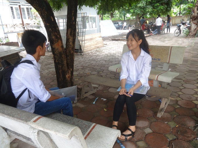Em Vũ Thị Hằng (b&ecirc;n phải), học sinh trường THPT Quảng Oai chia sẻ: