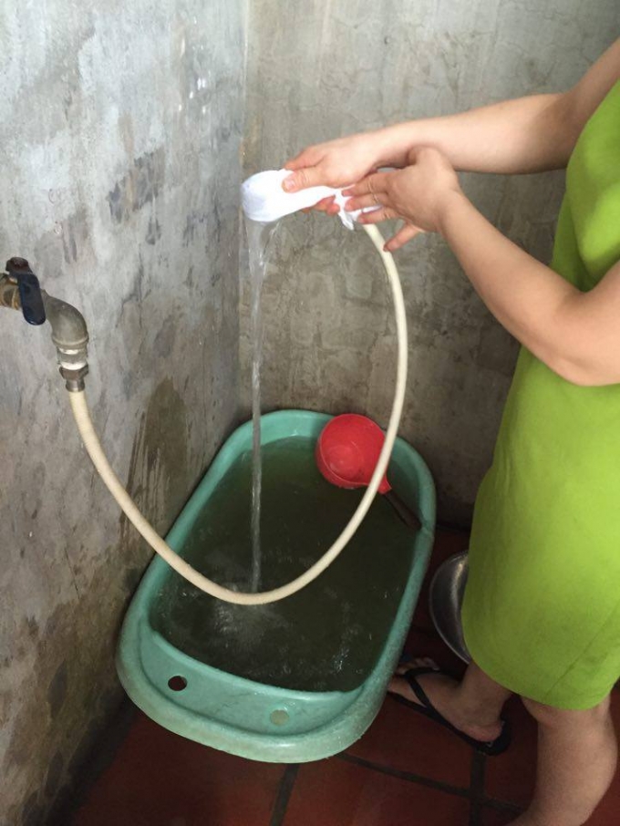 Người d&acirc;n muốn sử dụng nước sạch để sinh hoạt phải xả ra chậu đợi khi nước lắng căn mới sử dụng được.