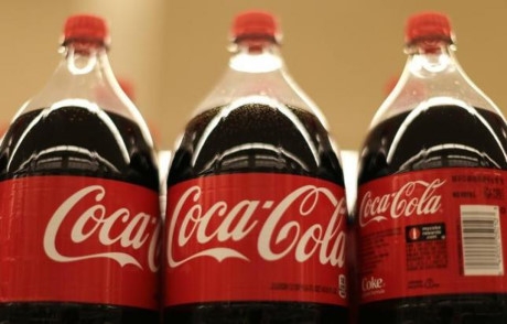 Coca Cola chứa nhiều th&agrave;nh phần g&acirc;y hại đến sức khỏe. Ảnh: Reuters.