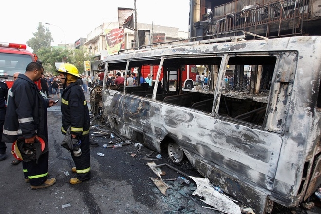 Chiếc xe bị hỏng sau vụ nổ tại trung t&acirc;m mua sắm Karrada. (Ảnh: Reuter)