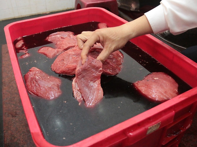 Thịt lợn được ướp tẩm h&oacute;a chất để biến th&agrave;nh thịt b&ograve;. Ảnh: Thanh ni&ecirc;n