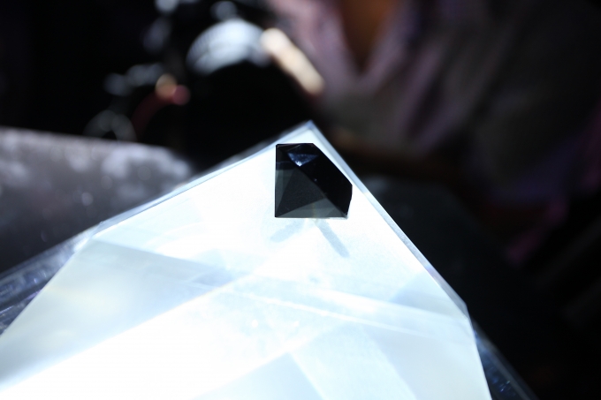 Lần đầu ti&ecirc;n v&agrave; duy nhất từ trước đến nay, vi&ecirc;n kim cương đen lớn nhất thế giới Korloff Noir đ&atilde; xuất hiện tại Việt Nam.&nbsp;