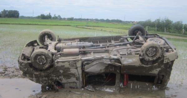 Thanh Hóa: Xe ô tô lao thẳng xuống ruộng sau khi đối đầu với xe máy