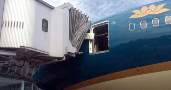 Máy bay Boeing 787 bị xô lệch cửa vì va chạm tại Nội Bài