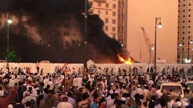 Hiện trường vụ đ&aacute;nh bom tại &nbsp;th&aacute;nh địa Medina. (Ảnh: Reuters)