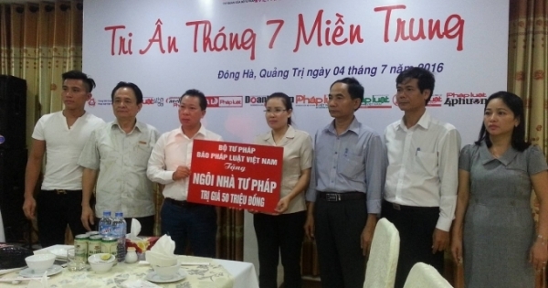 Báo Pháp Luật Việt Nam tổ chức chương trình từ thiện tại Miền Trung