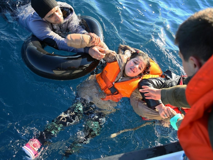 Một em b&eacute; người Syria được lực lượng bảo vệ bờ biển Italia giải cứu. (Ảnh: Getty)