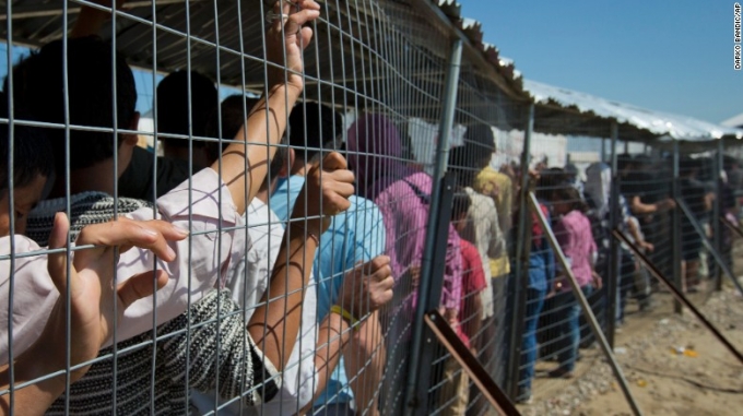 Sau khi được giải cứu ở biển Địa Trung Hải, những người di cư được đưa tới c&aacute;c trại tị nạn. (Ảnh: AFP)