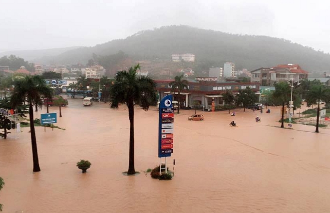Cơn mưa lớn k&eacute;o d&agrave;i khiến cho nhiều nơi tại Quảng Ninh ngập s&acirc;u trong nước.
