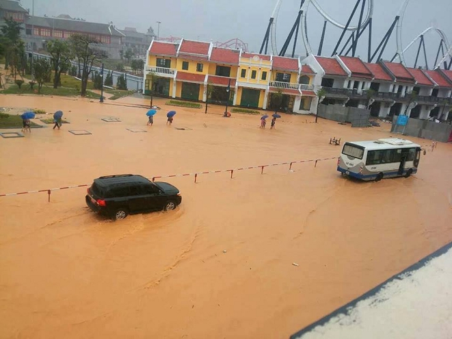 Tuyến đường trại phường C&aacute;i Dăm bị ngập sau những cơn mưa k&eacute;o d&agrave;i.