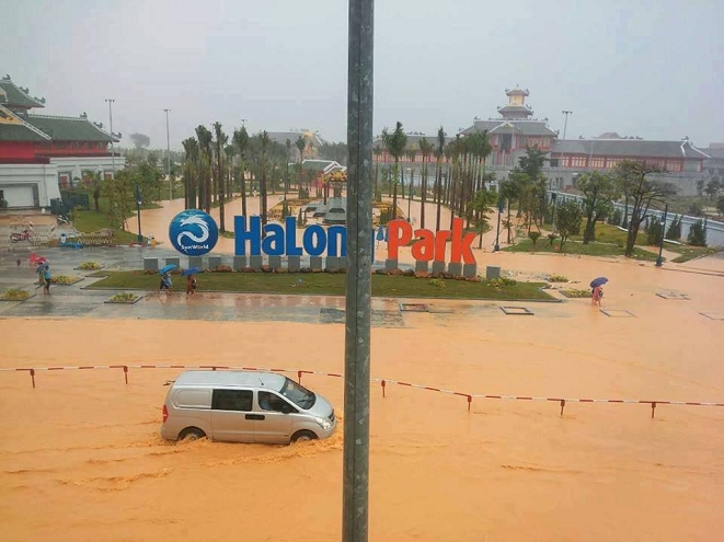 Khu du lịch mới kh&aacute;nh th&agrave;nh tại TP Hạ Long cũng bị ngập trong nước.
