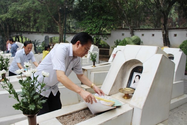 Ph&oacute; TBT Thường trực Đặng Ngọc Luyến d&acirc;ng hương hoa tại phần mộ của 10 nữ liệt sỹ Ng&atilde; ba Đồng Lộc.