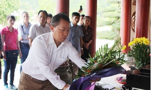 Báo Pháp luật Việt Nam dâng hương dâng hoa, báo công tại 