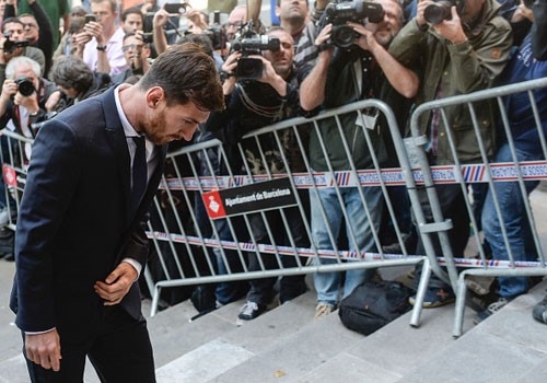 Messi c&uacute;i rạp người đến hầu t&ograve;a vụ trốn thuế ng&agrave;y 2/6. (Ảnh: Getty Images)
