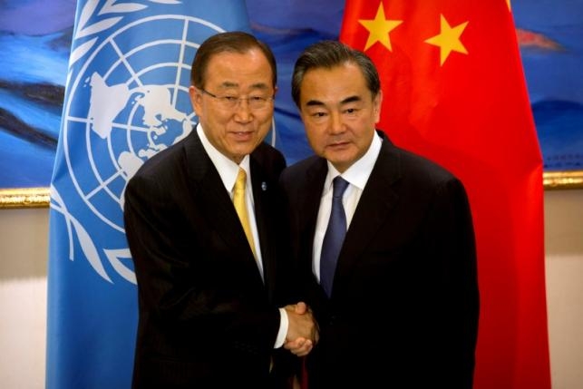 Tổng Thư k&yacute; Li&ecirc;n Hợp Quốc Ban Ki-moon bắt tay Ngoại trưởng Trung Quốc Vương Nghị. (Ảnh: Reuters)