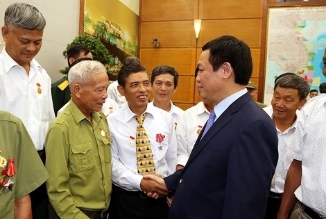 Phó Thủ tướng tiếp đoàn Người có công tỉnh Nam Định