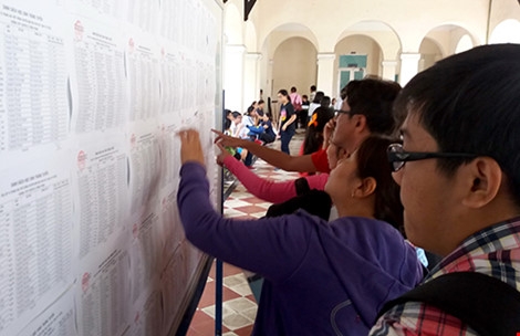 Học sinh đang xem danh s&aacute;ch tr&uacute;ng tuyển v&agrave;o lớp 10 trường chuy&ecirc;n L&ecirc; Hồng Phong TP.HCM năm 2016. Ảnh: HTD