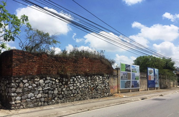 Tường bao quanh đ&atilde; nhuốm m&agrave;u thời gian, trải qua hơn 100 năm lịch sử c&ugrave;ng đất nước.