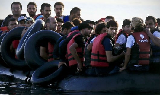 Một chiếc thuyền chở người tị nạn l&ecirc;nh đ&ecirc;nh tr&ecirc;n biển.