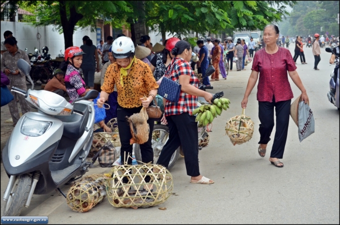 Một g&oacute;c chợ phi&ecirc;n ng&agrave;y tết (Ảnh: caobangtv).